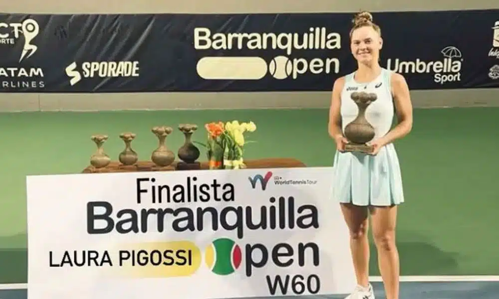 Laura Pigossi posa para foto segurando o troféu de vice-campeã do ITF W60 de Barranquilla. Carol também foi vice