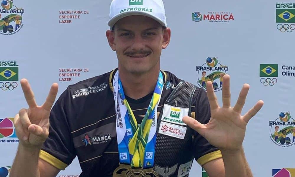 Marcus D'Almeida posa para foto com suas medalhas do Brasileiro de tiro com arco