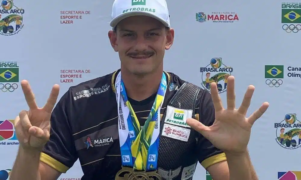 Marcus D'Almeida posa para foto com suas medalhas do Brasileiro de tiro com arco