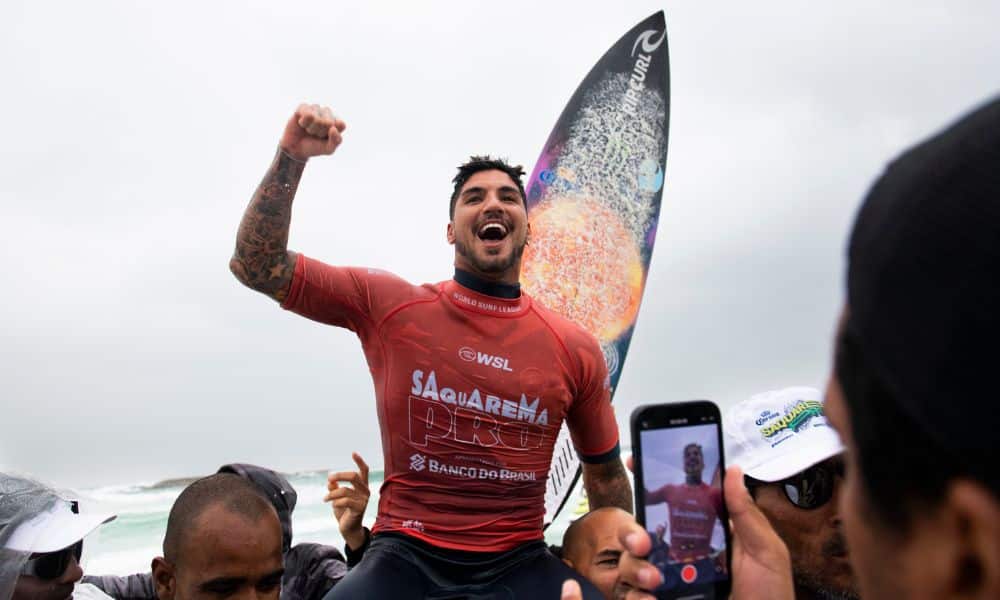 Gabriel Medina carregado após ganhar a final