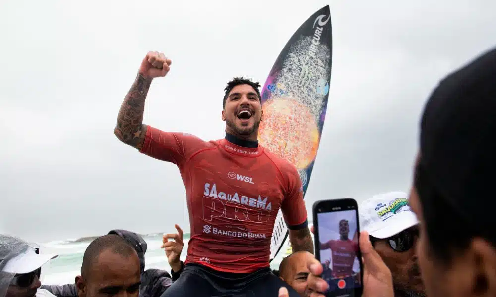 Gabriel Medina carregado após ganhar a final