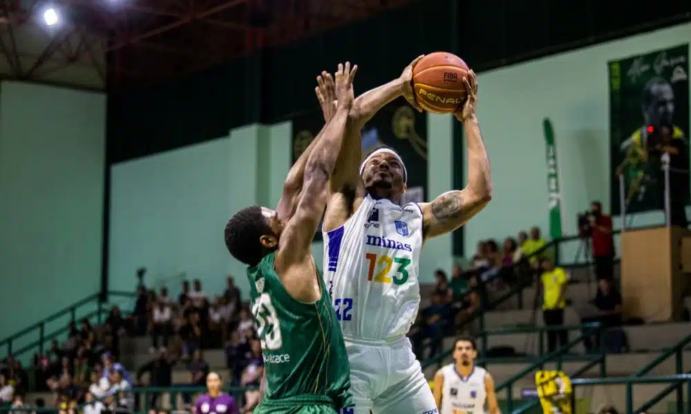 NBB: Jogador do Minas tenta arremesso, marcado por atleta do Cerrado
