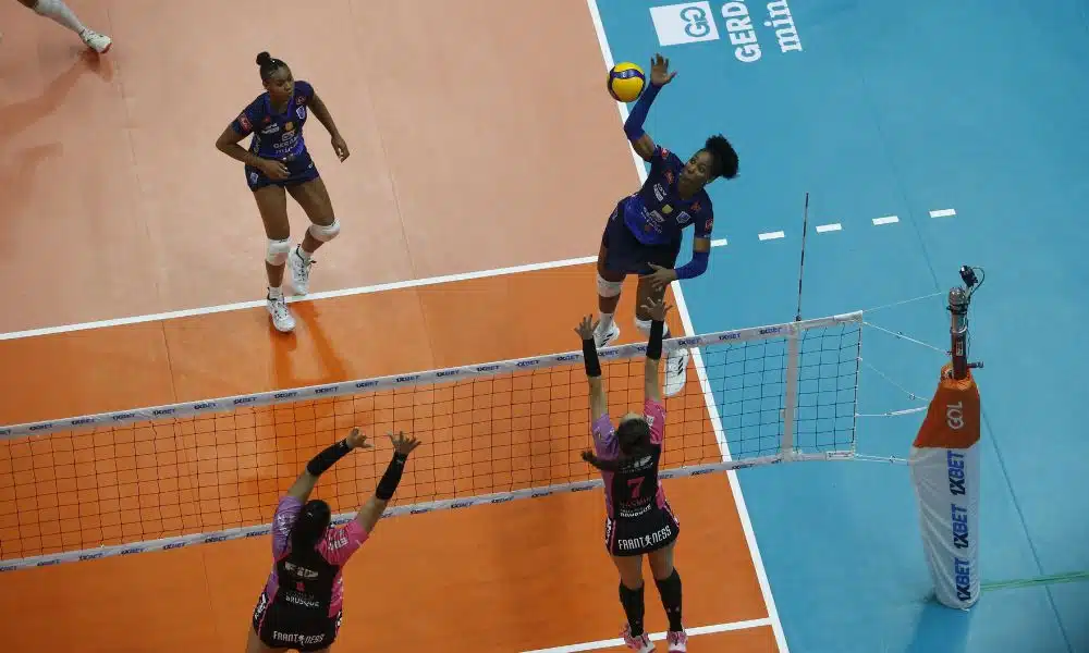 Superliga Feminina: Minas x Moda Brusque - Peña ataca a bola e duas jogadoras do Brusque tentam bloquear