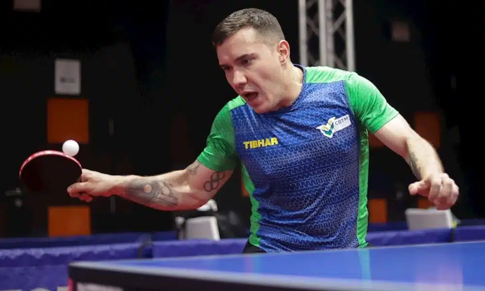 Brasil no tênis de mesa - Paulo Salmin bate na bola com a raquete