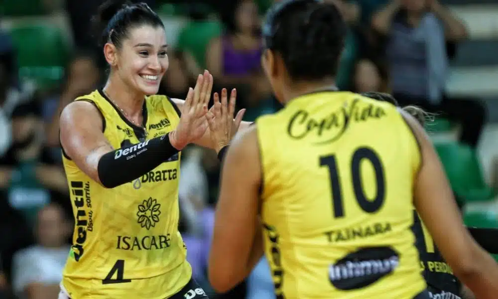 Superliga: Praia x Minas - Claudinha comemora ponto do Praia