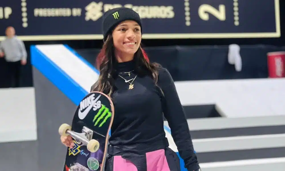 Rayssa Leal segurando seu skate no Super Crown / X games
