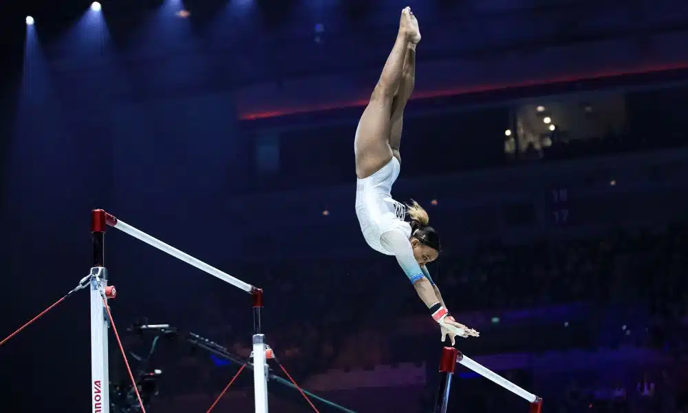 Rebeca Andrade saltando entre as barras no Mundial de ginástica