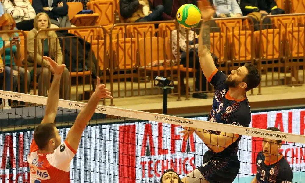 Champions de vôlei - Renan Michelucci ataca bola