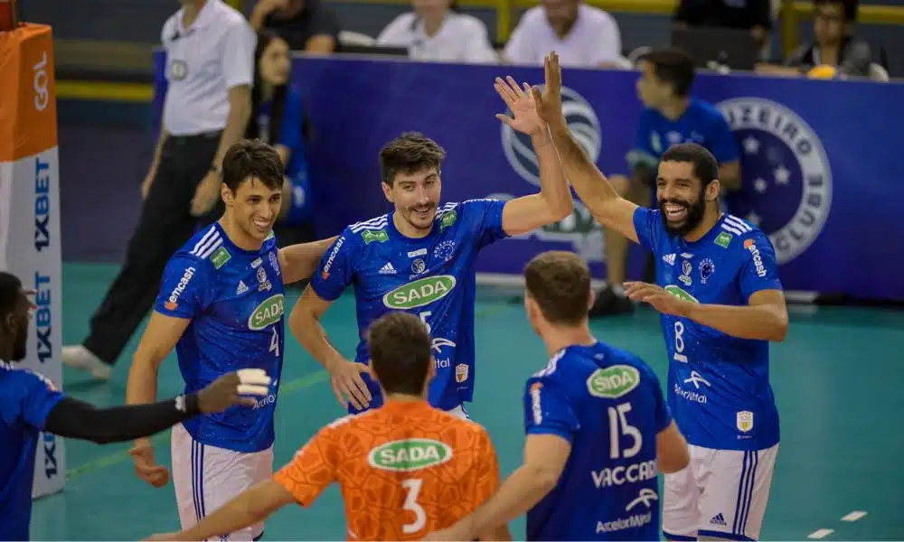 Superliga Masculina - Jogadores do Sada Cruzeiro comemoram ponto contra o Brasília