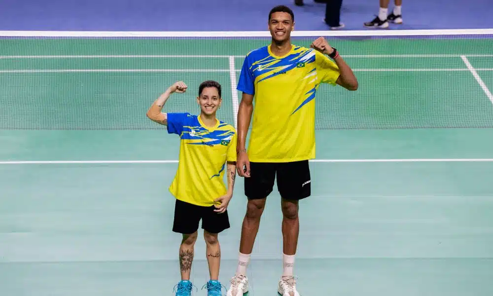 Davi Silva e Sania Lima posam para foto em quadra. Peru Challenge Ygor Coelho Pan brasileiras