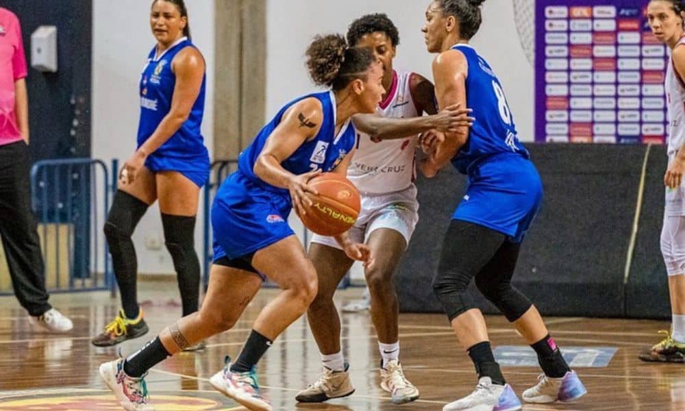 Lance do jogo Santo André x Vera Cruz Campinas na semi do paulista de basquete feminino