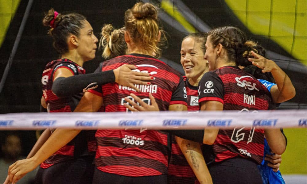 Superliga Feminina: jogadoras do Sesc Flamengo comemoram ponto contra Brusque
