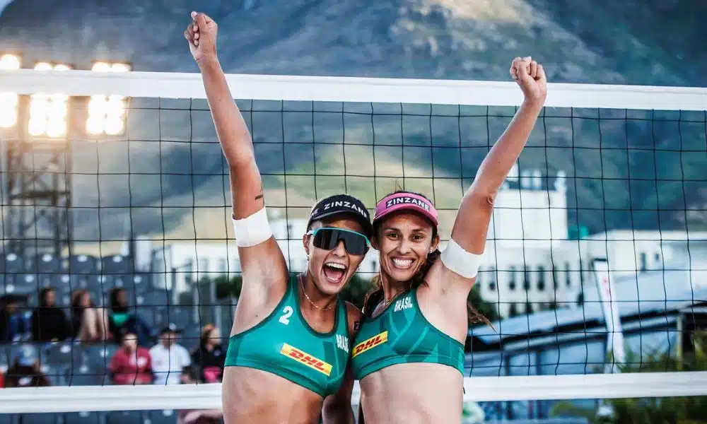 Talita e Thâmela erguem o braço pra comemorar vitória no Elite 16