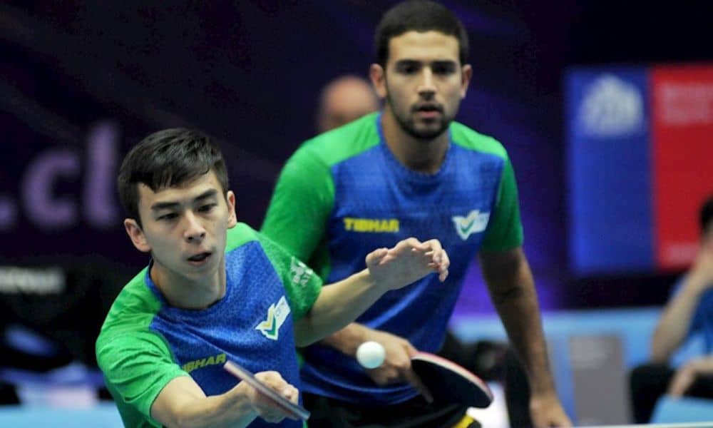 Brasil no tênis de mesa: Dupla Vitor Ishiy (em primeiro plano) e Guilherme Teodoro (no fundo) garantiu um dos pontos da final
