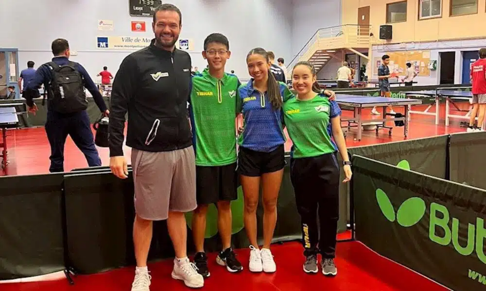 Laura, Giulia e Leonardo posam para foto com o treinador