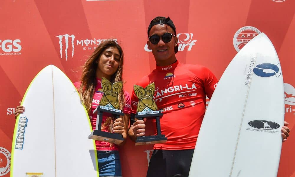 Julia Duarte e Matheus Gomes posam para foto com os troféus do Xangri-lá Pro