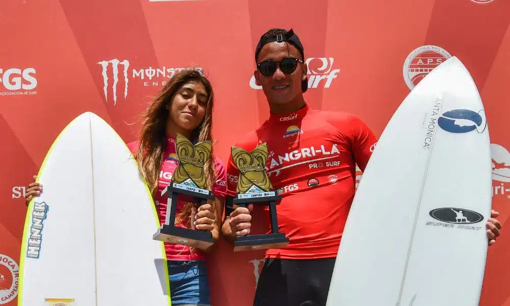 Julia Duarte e Matheus Gomes posam para foto com os troféus do Xangri-lá Pro