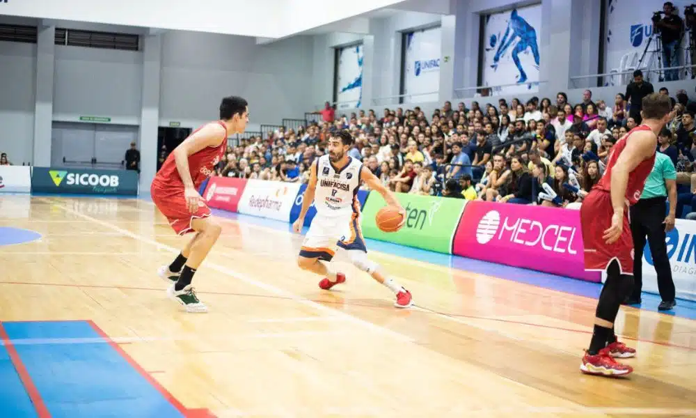 NBB: Lance do jogo entre Paulistano e Unifacisaa