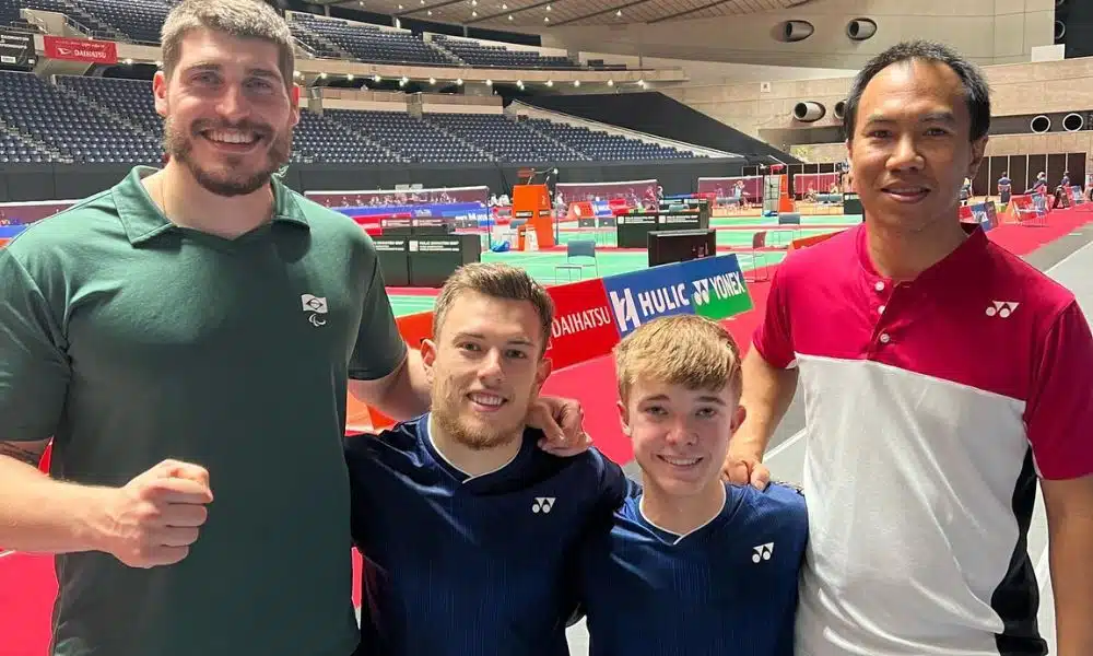 Vitor Tavares e Miles posam para foto com seus técnicos