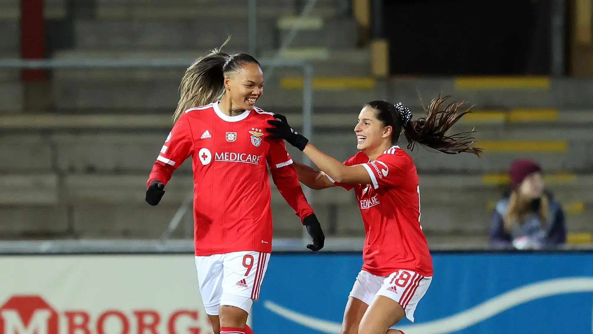 Brasileira Nycole Raysla (com a número 9) comemora o seu gol na vitória do Benfica na Champions Feminina Liga dos Campeões