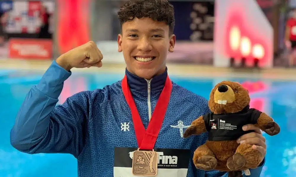 Rafael Max de Almeida posa para foto com a medalha no peito