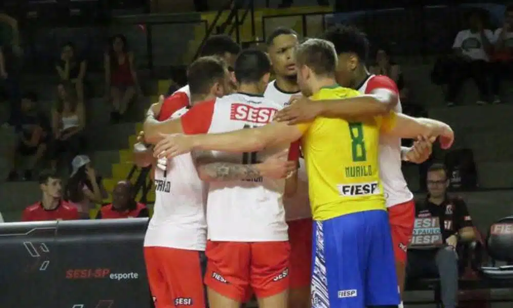 Superliga - Jogadores do SESI se abraçam após ponto