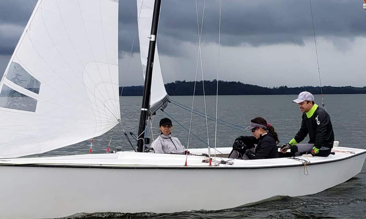 A vaga do Brasil foi garantida pelo barco de Victoria Ennser, Maurício Lamosa e Mirela Zanelli. Será realizada uma seletiva em 2023 para definir os nomes que estarão nas regatas do Pan de Santiago.