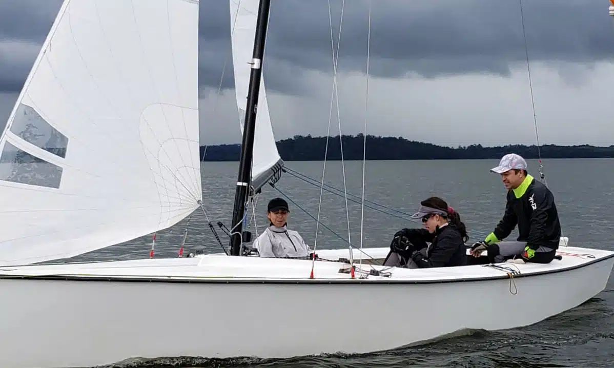 A vaga do Brasil foi garantida pelo barco de Victoria Ennser, Maurício Lamosa e Mirela Zanelli. Será realizada uma seletiva em 2023 para definir os nomes que estarão nas regatas do Pan de Santiago.