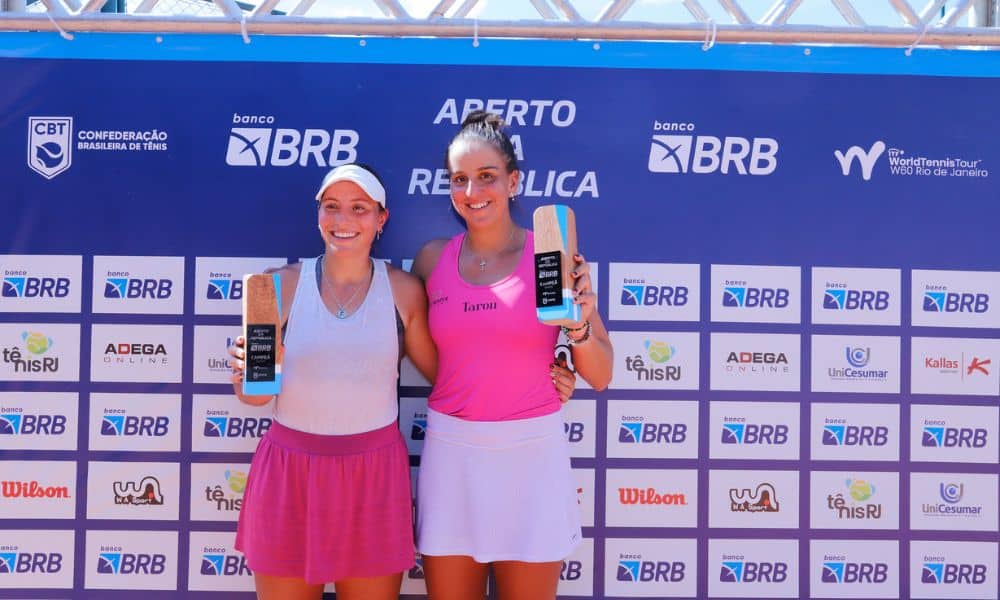 Ingrid Martins e Francisca Jorge posam para foto com o troféu na mão