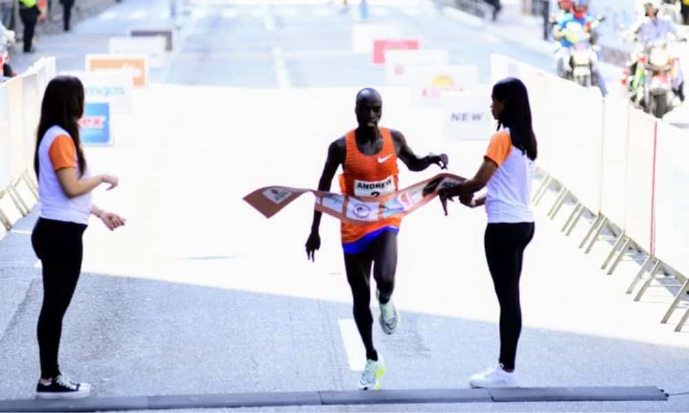 São Silvestre - Andrew Rotich cruza a faixa na chegada da corrida