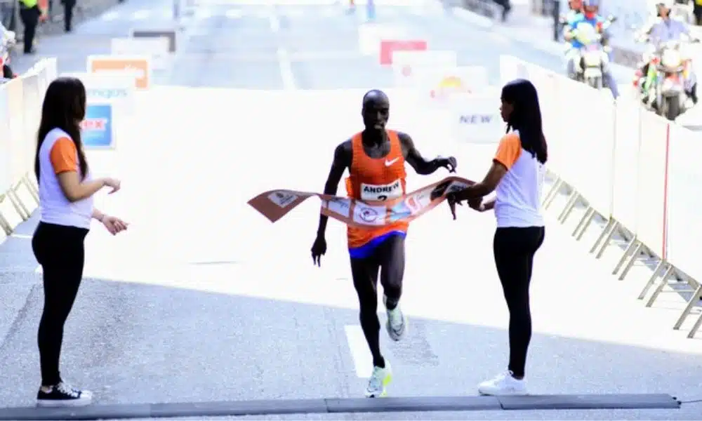 São Silvestre - Andrew Rotich cruza a faixa na chegada da corrida