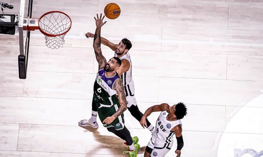 Unicaja x Paok - Augusto Lima faz uma bandeja para tentar uma cesta