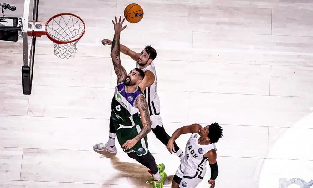Unicaja x Paok - Augusto Lima faz uma bandeja para tentar uma cesta