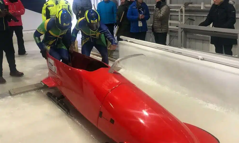 Edson Bindilatti e Edson Martins empurram o trenó na largada da Copa América de bobsled