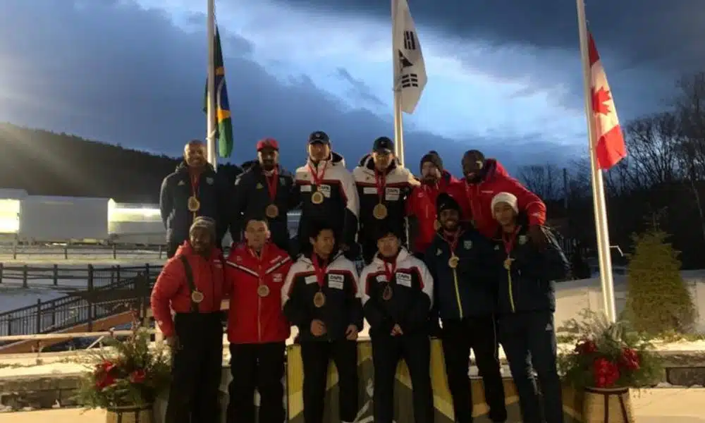 Brasil no bobsled - Seis melhores duplas posam para foto no pódio com suas medalhas