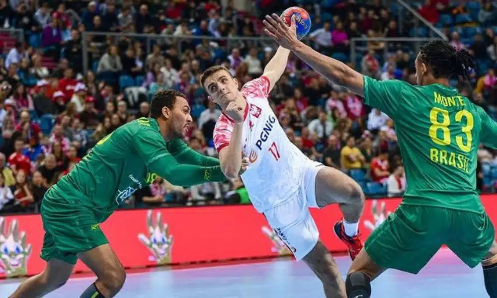 Brasil x Polônia no handebol - Jogador da polônia salta para arremessar, marcado por dois brasileiros