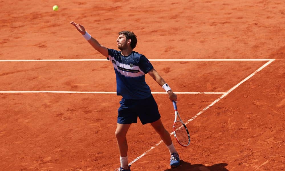 Rio Open 2023 - Cameron Norrie joga bola no alto para fazer saque