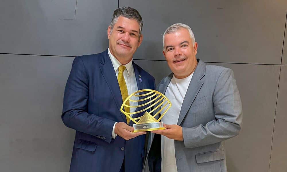 Gestores da CBAt posam para foto com o troféu