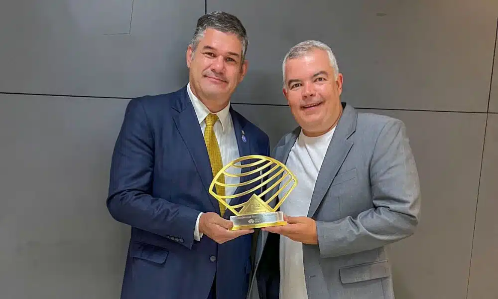 Gestores da CBAt posam para foto com o troféu