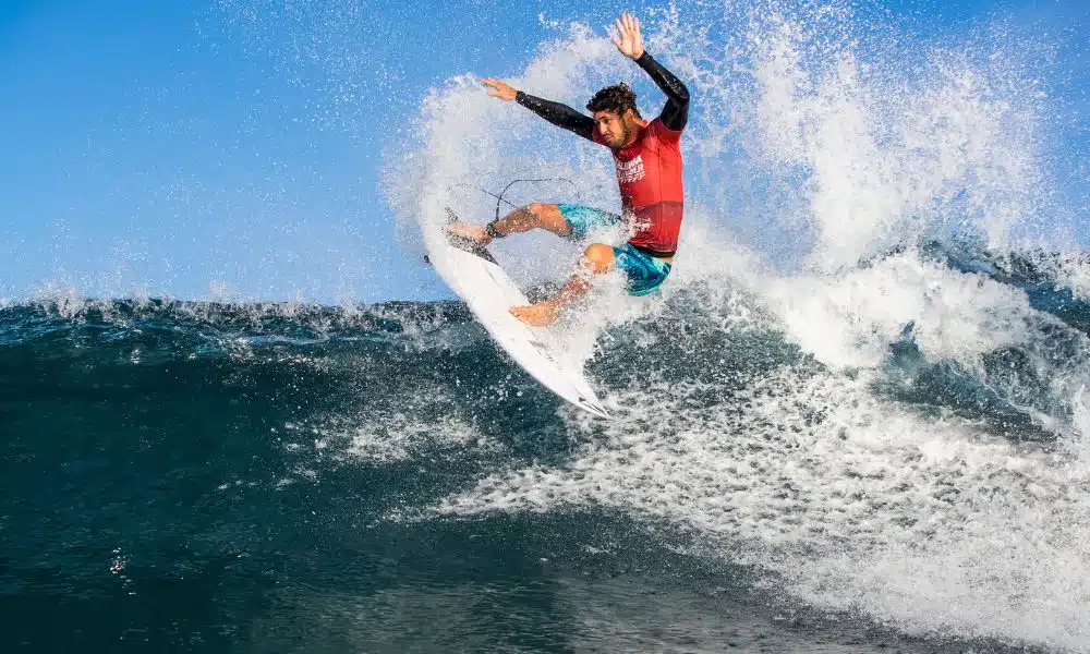 João Chianca surfando onda