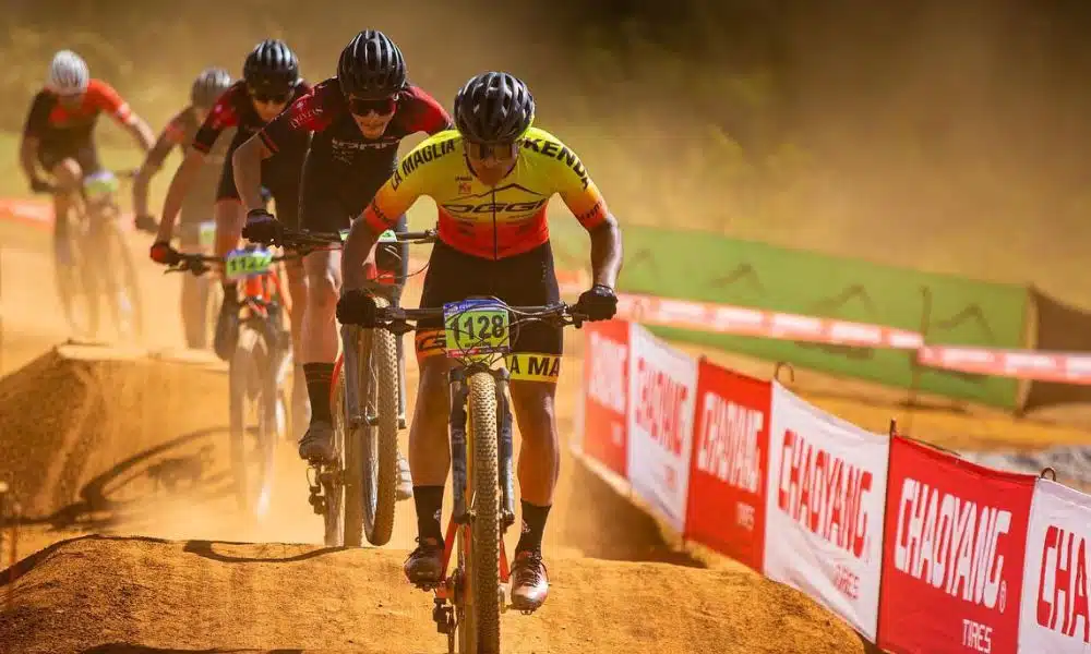 Prova de ciclismo MTB em estrada de terra