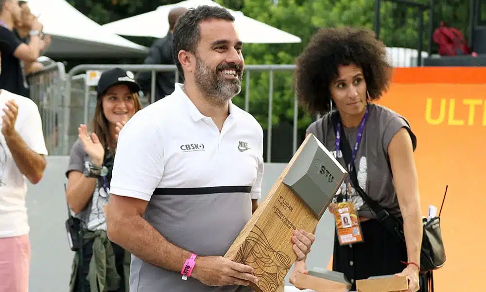 Skate - CBSk - Eduardo Musa segura troféu em entrega de premiação em competição