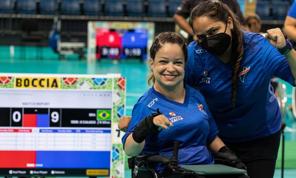 Mundial de bocha - Evani Calado posa para foto com sua calheira