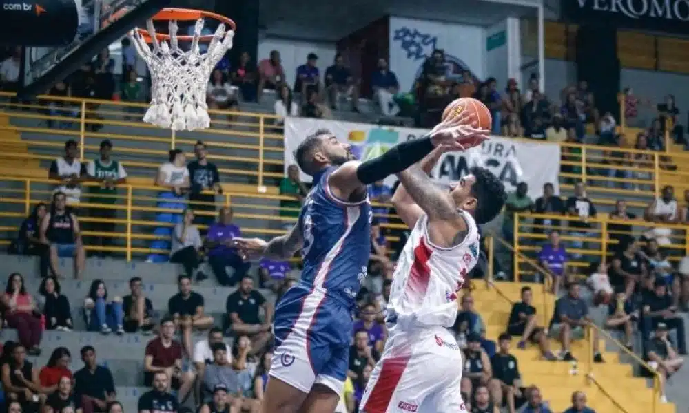 NBB - Sesi Franca x União Corinthians - jogador do Sesi tenta cesta, mas é impedido por atleta do União