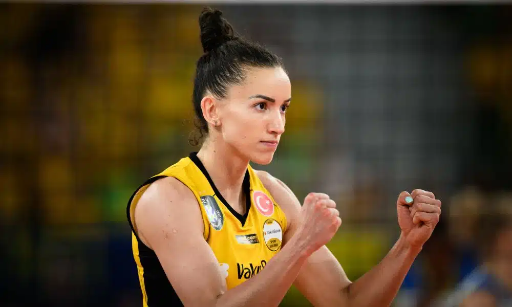 Vakifbank no Mundial de clubes de vôlei - Gabi ergue os dois braços para comemorar um ponto