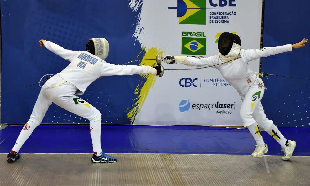 Ginerva Giordano ataca adver´saria com a espada