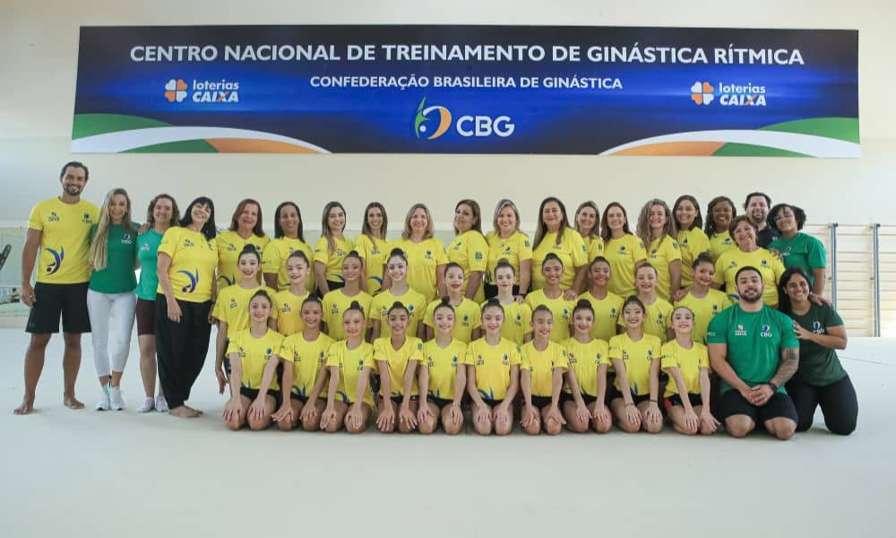 Delegação do estágio de treinamento da ginástica rítmica posa para foto