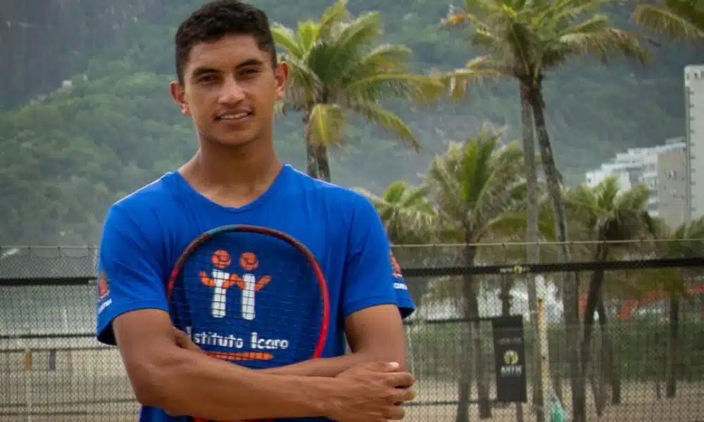 MEB Cup - Gustavo Almeida posa para foto segurando raquete