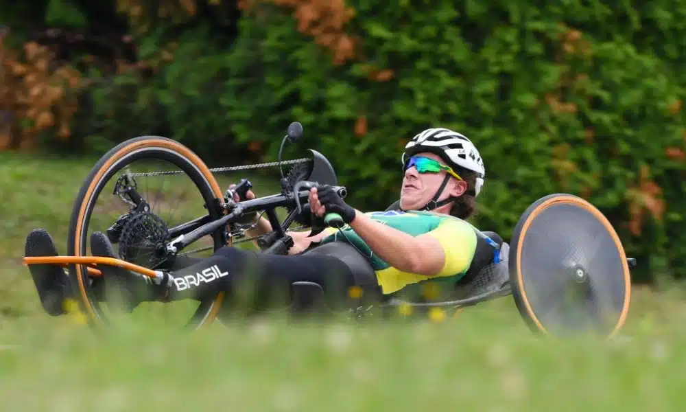 Jady Malavazzi pedala usando uma handbike