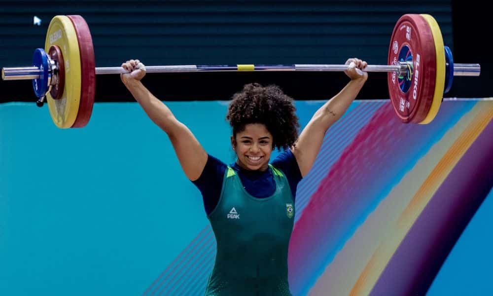Mundial de levantamento de pesos - Laura Amaro com o halter sobre a cabeça